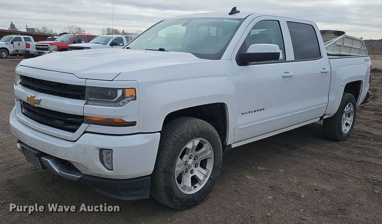 2017 Chevrolet Silverado 1500 Crew Cab pickup truck - DK0619