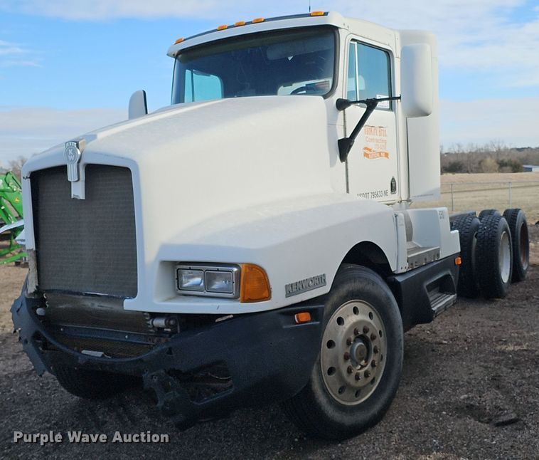 1992 Kenworth truck cab and chassis - DK0628