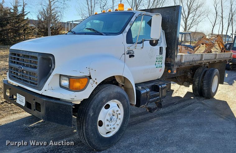 2000 Ford F750 Super Duty flatbed truck - DK0655