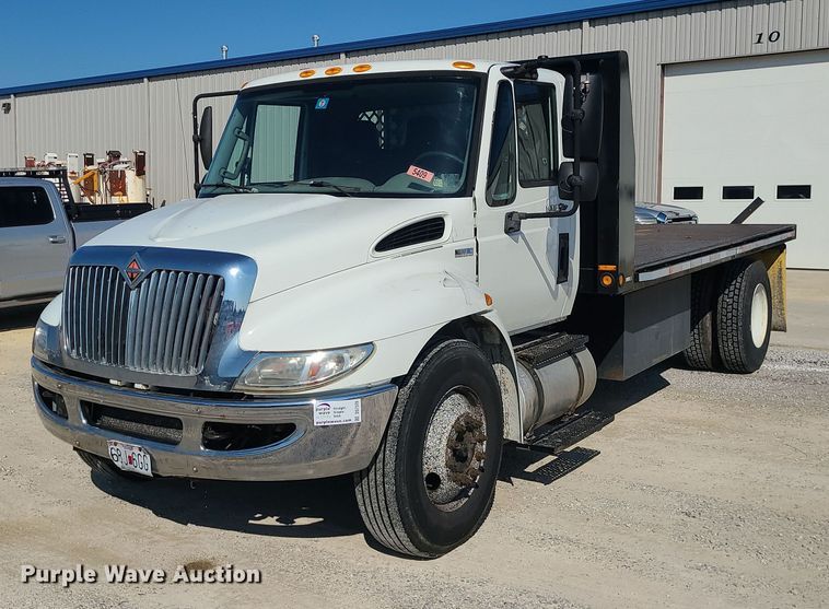 2013 International 4300 flatbed truck - DS7326