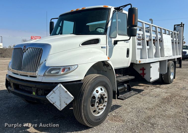2013 International  4400 SBA flatbed truck - EG1271
