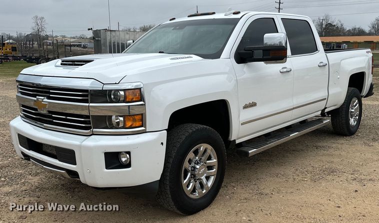 2017 Chevrolet  2500 High Counrty Crew Cab pickup truck - EJ0290