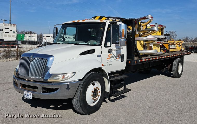2009 International    4300  flatbed truck - EJ5983