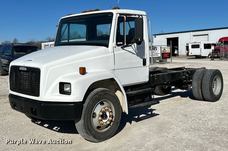 2001 Freightliner FL70 truck cab and chassis - EK4129