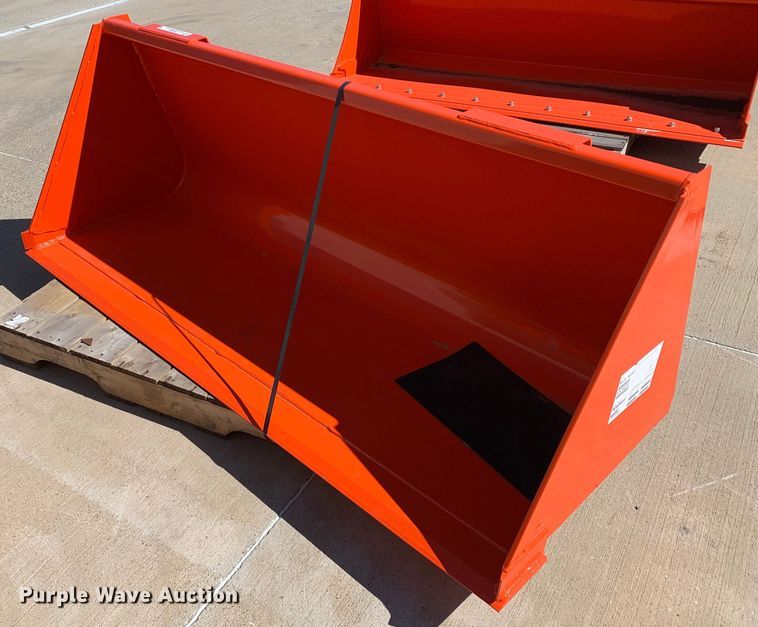 Kubota M1811 6' W loader bucket - KX9825