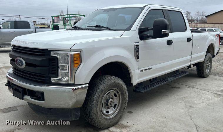2017 Ford F250 Super Duty XL Crew Cab pickup truck - MO9188