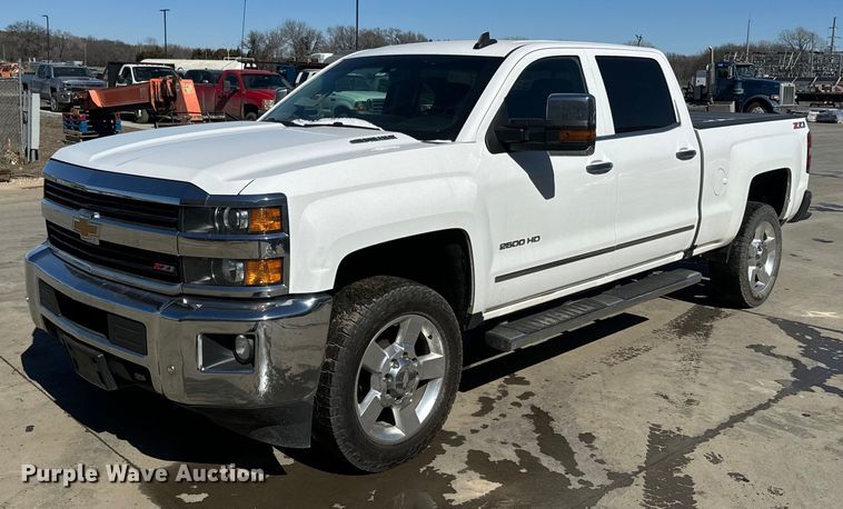 2016 Chevorlet 2500HD Crew Cab pickup truck - NF9407