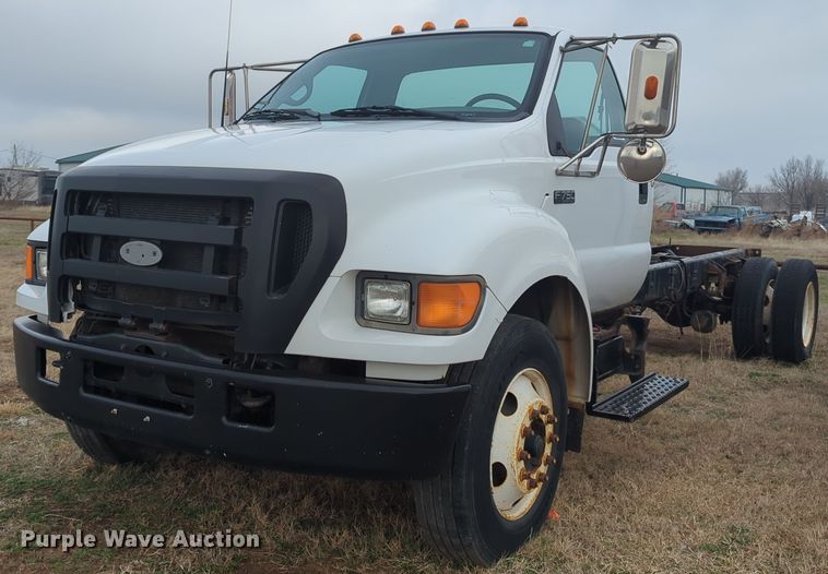 2004 Ford F750 Super Duty truck cab and chassis - NZ9369