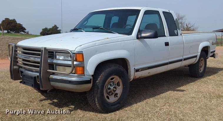 1995 Chevrolet K2500 Ext. Cab pickup truck - NZ9402