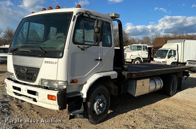 2010 Nissan  2600LP UD rollback truck - OM9877