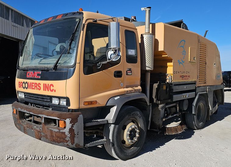 2004 GMC T7500 street sweeper truck - DK0595