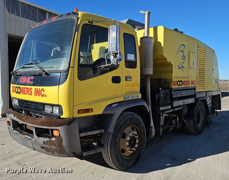 2004 GMC T7500 street sweeper truck - DK0596