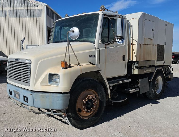 2002 Freightliner FL70 street sweeper truck - DK0598
