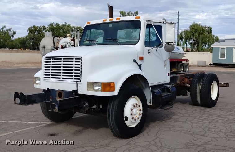1994 International 4900 truck cab and chassis - DK8789