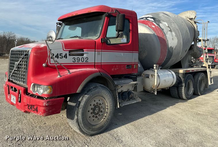 2005 Volvo  VHD ready mix truck - DL4393