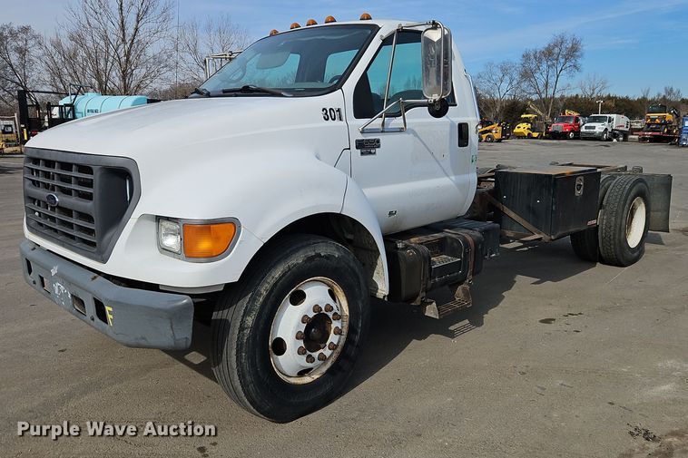 2000 Ford F650 Super Duty XL truck cab and chassis - DN7229