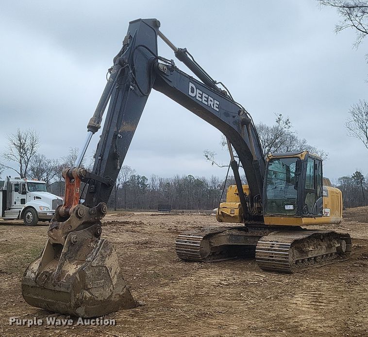 2012 John Deere 210G excavator - DO4827
