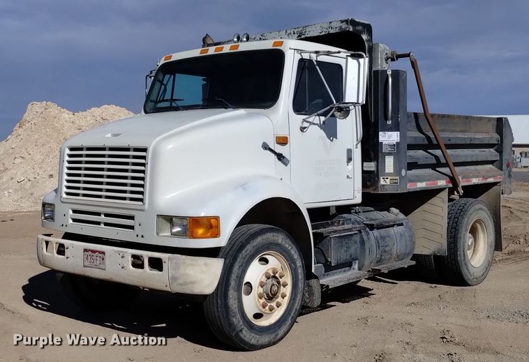 1993 International 8100 dump truck - DQ5970