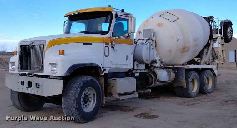 2001 International 5500i ready mix truck - DQ5974