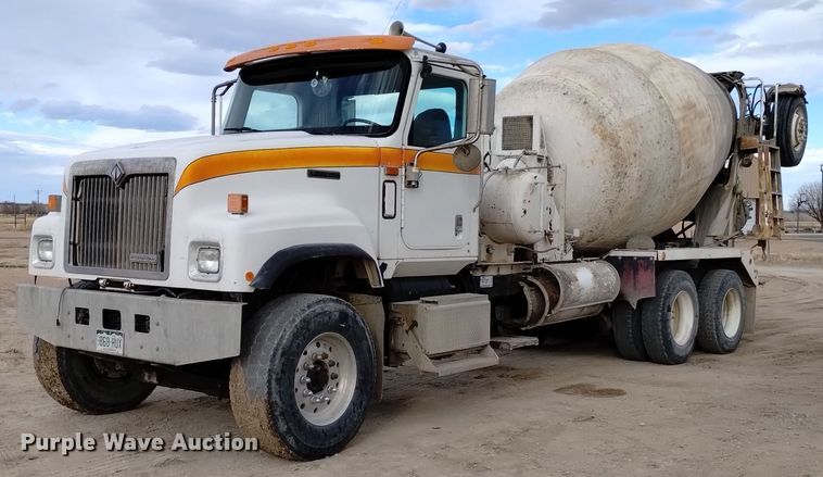 2001 International 5500 ready mix truck - DQ5976