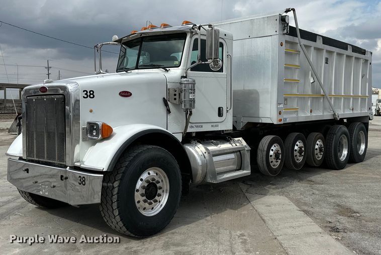 2010 Peterbilt  365  dump truck - DQ6360