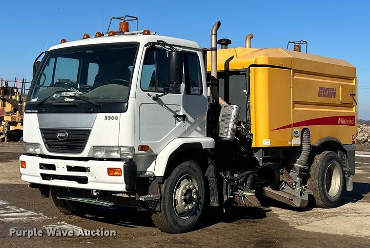 2009 Nissan  UD3300 street sweeper truck - DQ7427