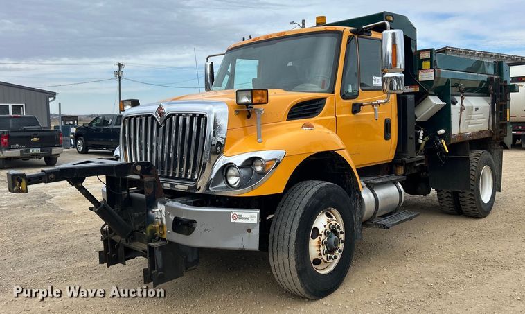2014 International 7400 dump truck - DS0826