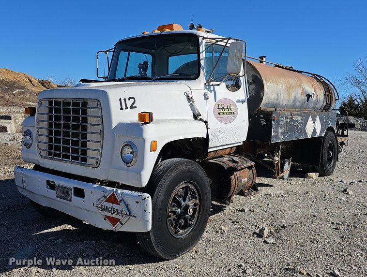 1984 Ford LN8000 oil distributor truck - EJ5931