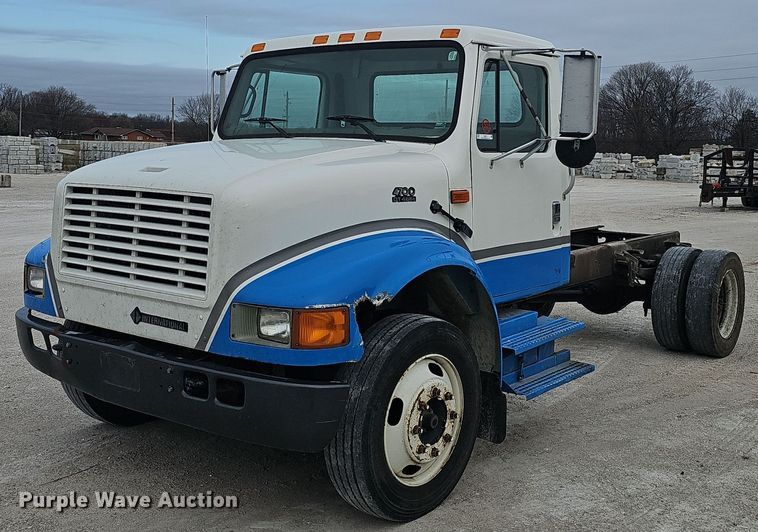 2002 International 4700 truck cab and chassis - EJ6073