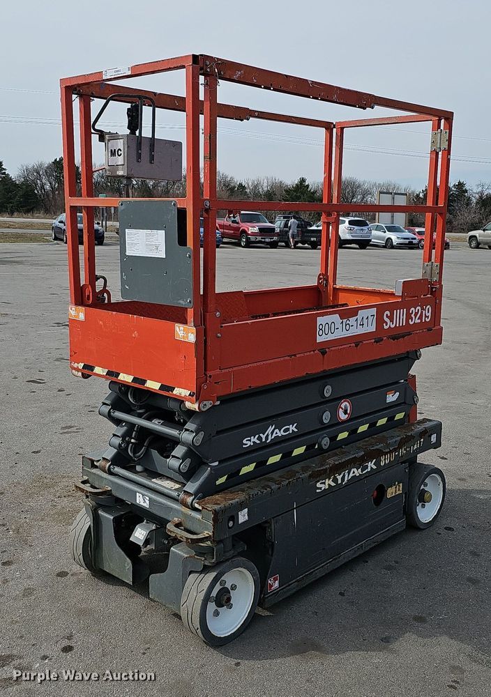 2017 Skyjack SJIII 3219 scissor lift - IO9863
