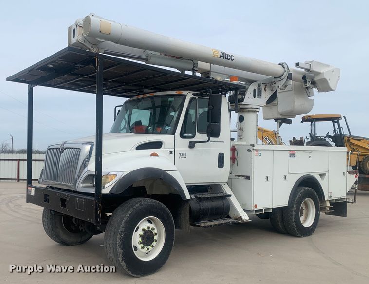 2005 International 7300 bucket truck - KX9805