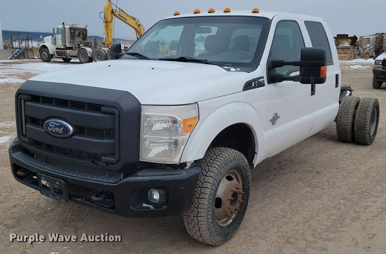 2015 Ford  F350 Super Duty Crew Cab pickup truck cab and chassis - LA9703