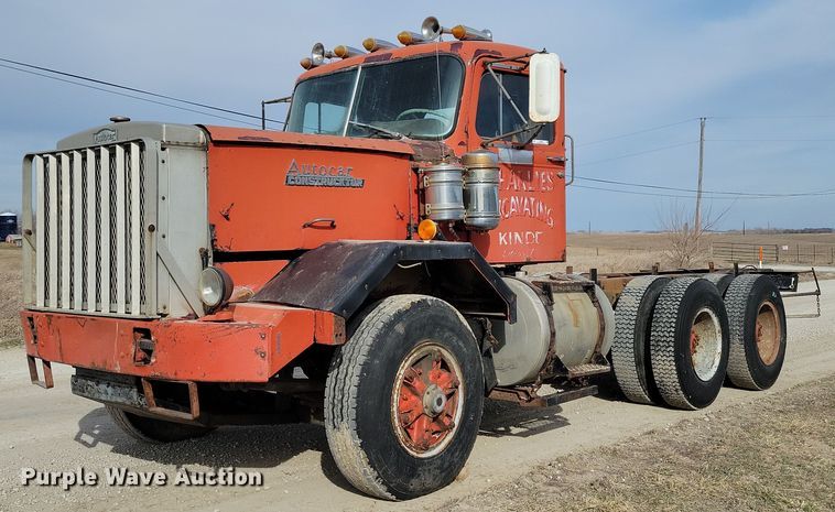1978 Autocar Constructor truck cab and chassis - LC9849