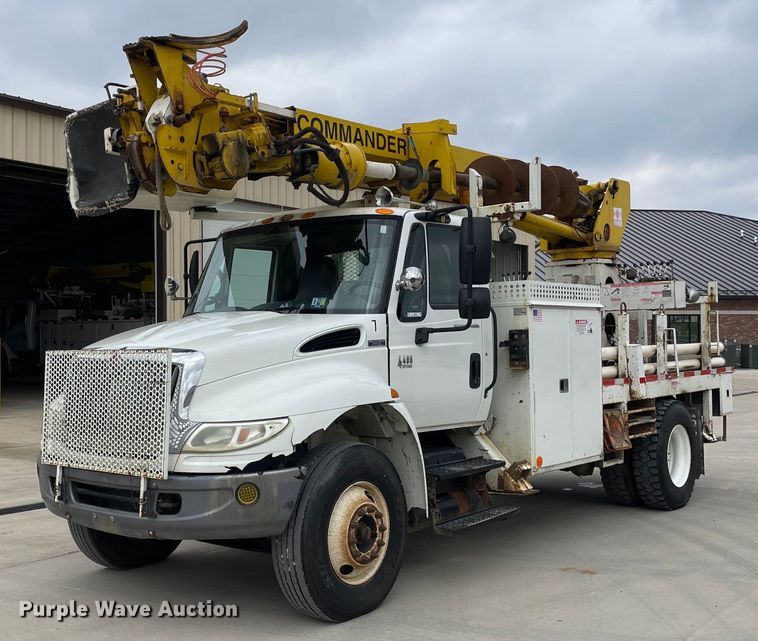 2005 International 4400 digger derrick truck - LW9003
