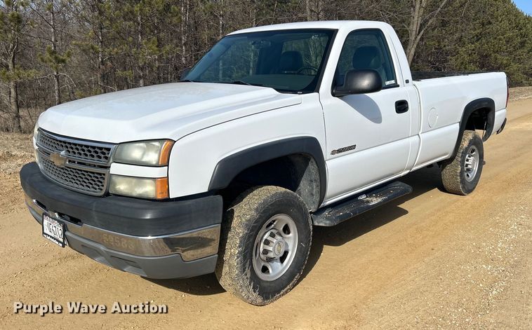 2005 Chevrolet Sliverado 2500HD  pickup truck - MO9186