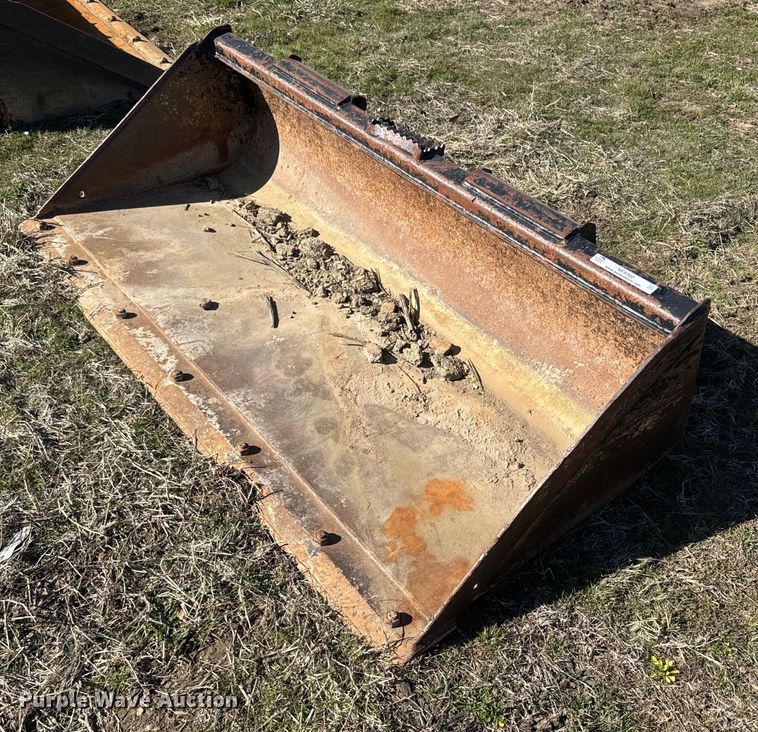 John Deere C72 skid steer bucket - NF9360