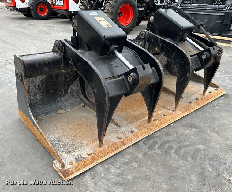 2013 Caterpillar  skid steer grapple bucket - NU9497