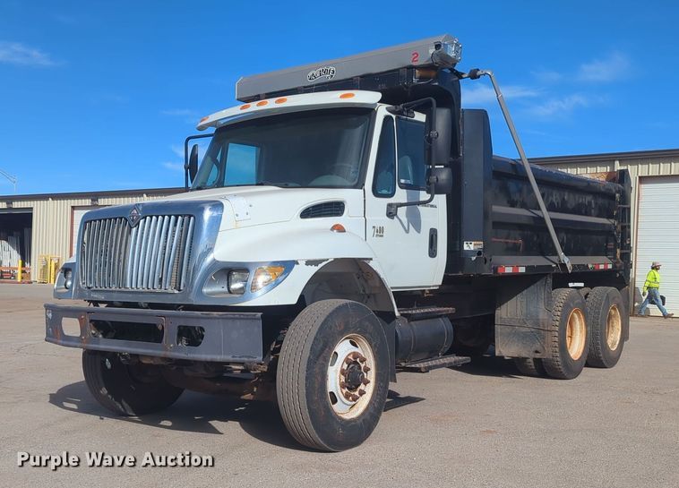 2006 International 7400 dump truck - NZ9352