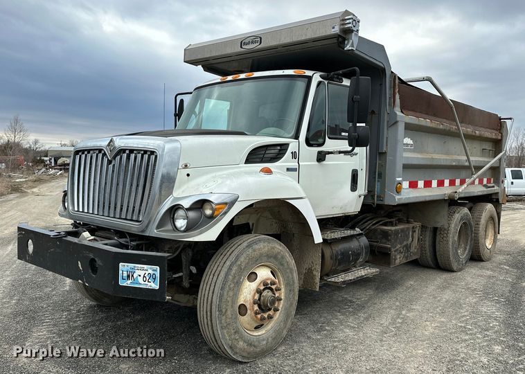 2009 International  7500 dump truck - OM9846