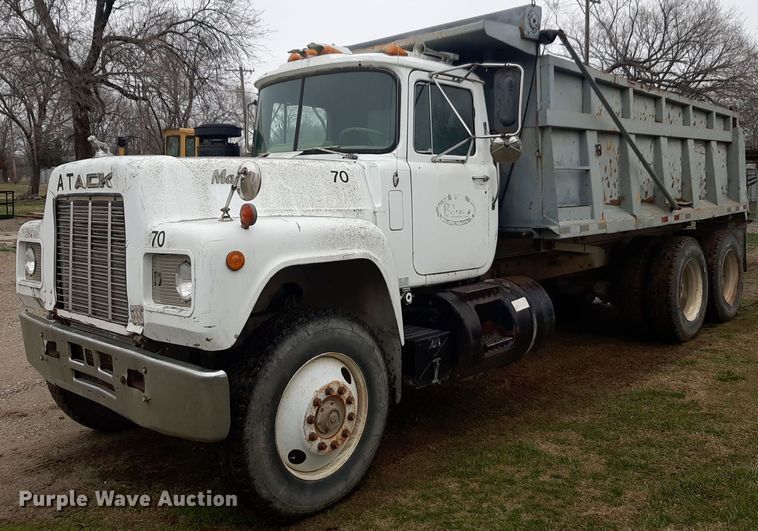 1984 Mack R686ST dump truck - DP2710