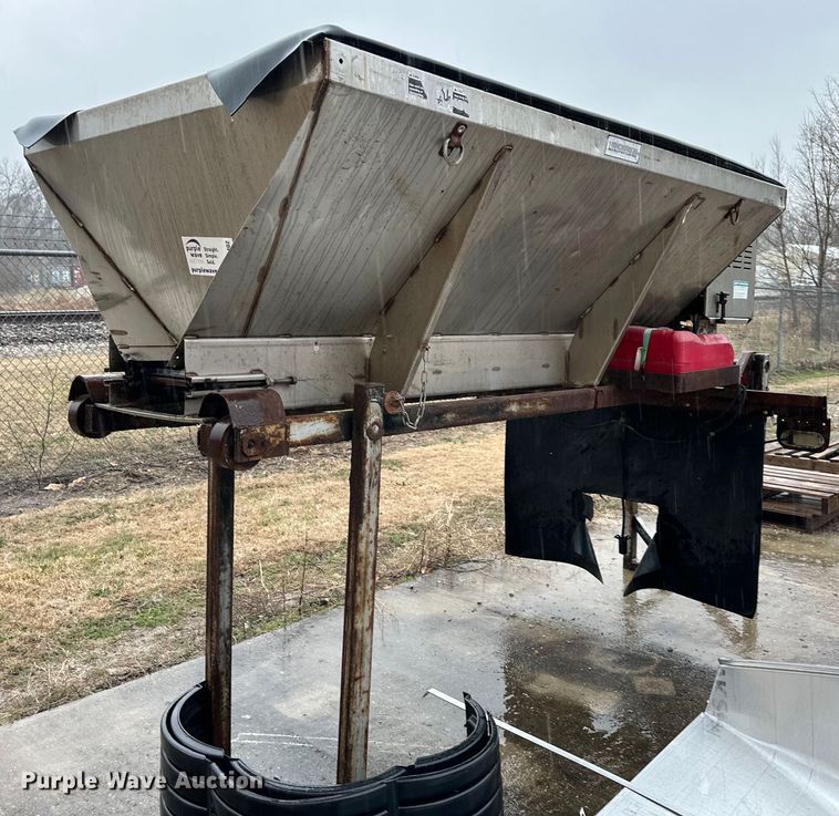 Henderson  salt spreader  - DQ6402