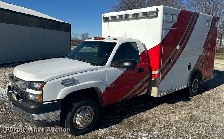 2005 Chevrolet Silverado 3500 ambulance - EH6555