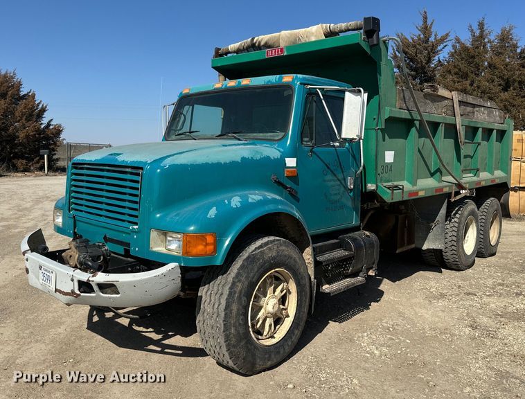 1993 International    4900  dump truck - NF9387