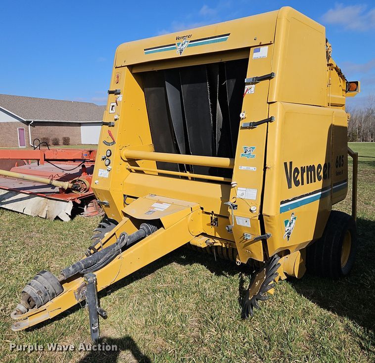 Vermeer 605K round baler - EI3608