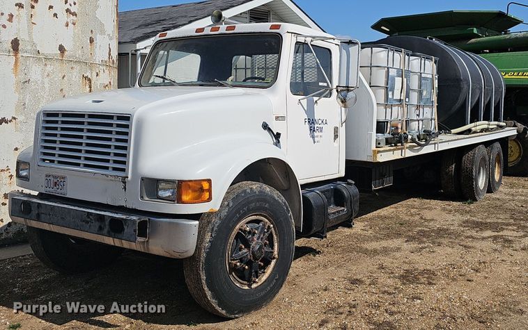 1983 International 1754 flatbed truck - EJ6063
