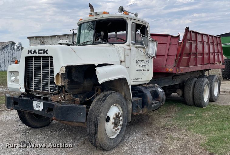 1989 Mack  RD690S grain truck - LW9018
