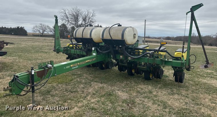 John Deere 1760 planter - NF9489