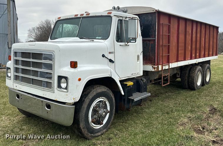 1979 International  F2275 grain truck - NS9509