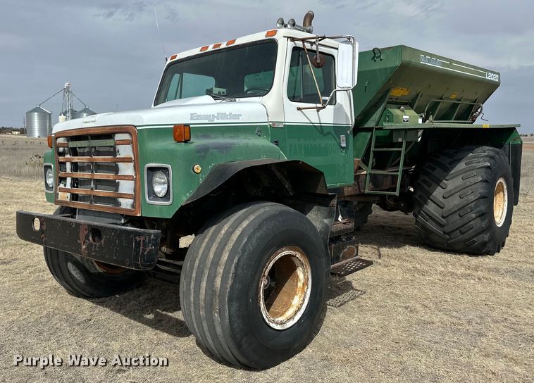 1983 International 1955 Easy-Rider applicator truck - OA9701