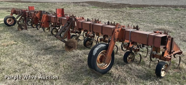 International 183 row crop cultivator - OJ9679